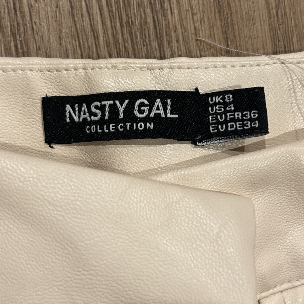 Nasty Gal faux cream color cargo pants size 4 - Picture 3 of 3